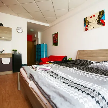 Freddie Next To Mercury אכסניה *