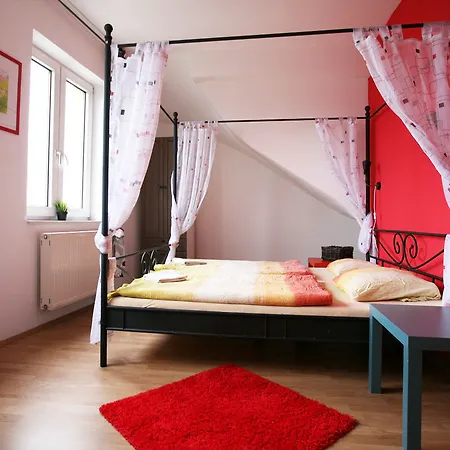 Freddie Next To Mercury אכסניה