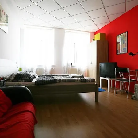 Freddie Next To Mercury אכסניה