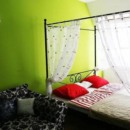 Freddie Next To Mercury Ostello *