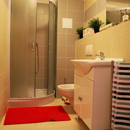 Freddie Next To Mercury Ostello *